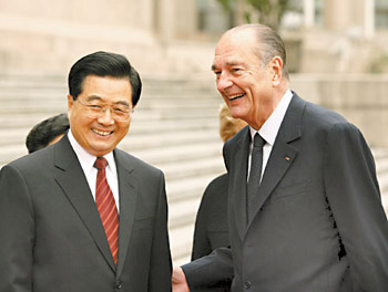 President Hu Jintao greets visiting French counterpart Jacques Chirac during a welcome ceremony in front of the Great Hall of the People in Beijing yesterday. 