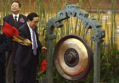 Yang Kaisheng, vice chairman and president of Industrial & Commercial Bank of China (ICBC), strikes the trade-starting gong during a ceremony marking the initial public offering of ICBC at Shanghai Stock Exchange in Shanghai October 27, 2006.
