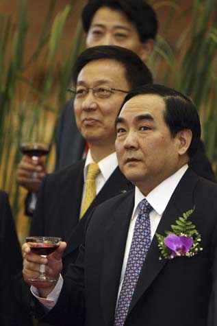 Yang Kaisheng (front), vice chairman and president of Industrial & Commercial Bank of China (ICBC) attends a ceremony marking the initial public offering of ICBC at Shanghai Stock Exchange in Shanghai October 27, 2006.