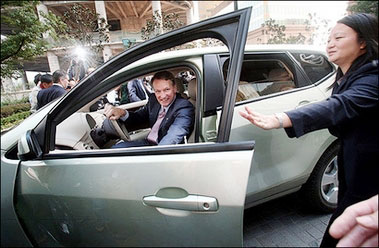 General Motors CEO Rick Wagoner (L) test drives the Chevrolet Sequel, GM's most technologically advanced hydrogen powered fuel cell vehicle, during the car's first drive outside of the US in Shanghai. GM announced a plan to build environmentally-friendly hybrid cars in China by 2008.(AFP