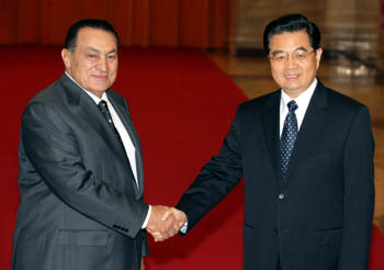 President Hu Jintao welcomes visiting Eyptian President Hosni Mubarak to the Great Hall of the People yesterday. The two leaders agreed to consolidate political ties, expand economic relations and increase cultural exchanges.