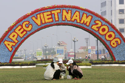Workers take a break outside the venue for the Asia-Pacific Economic Cooperation (APEC) meeting in Hanoi November 14, 2006. Hanoi hosts the annual Asia-Pacific Economic Cooperation (APEC) meeting from November 12 to 19 as the World Trade Organisation's newest member and Asia's only candidate to become a non-permanent member of the United Nations Security Council in the 2008-09 term.