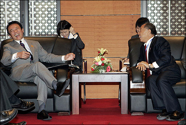 Japanese Foreign Minister Taro Aso(L) laughs during a bilateral meeting with his Chinese counterpart Li Zhaoxing(R) on the sidelines of APEC at the National Convention Centre in Hanoi. China and Japan pushed ahead with efforts to improve bilateral ties strained over their wartime history, tasking experts to study the issue and publish their findings by 2008. Photo:Toshifumi Kitamura/AFP