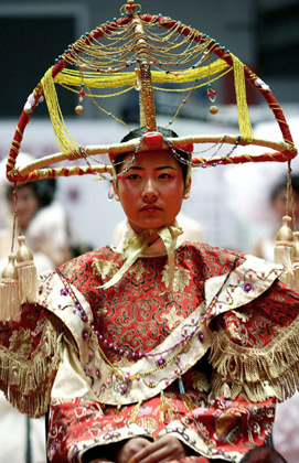 A model shows off a hairstyle during a hairdressing contest in Hangzhou, east China's Zhejiang province October 11, 2006 