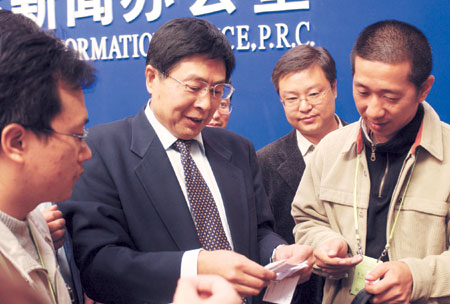 Song Dahan (second from left), vice-minister of the State Council Legislative Office, talks to journalists at a press conference yesterday where new rules on foreign-funded banks' operations in China were announced. 