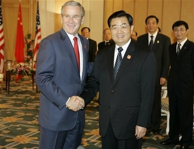 .S. President George W. Bush and Chinese President Hu Jintao meet on the sidelines of the Asia Pacific Economic Cooperation (APEC) summit in Hanoi, Vietnam, Sunday, Nov. 19, 2006. (AP 