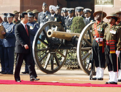 China's President Hu Jintao (2nd L, in black) inspects guard of honour during his ceremonial reception at the presidential palace in New Delhi November 21, 2006. Hu will meet Indian Prime Minister Manmohan Singh on Tuesday,