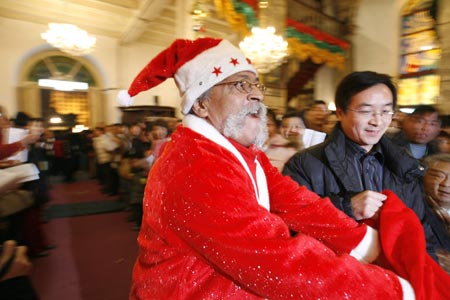 A man dressed as Santa Claus arrives at a church in Beijing December 24, 2006. 