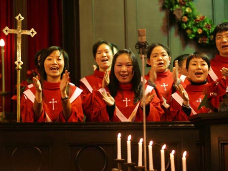 A choir sings during Christmas Eve celebrations at the Shanghai Community Church on the city's Hengshan Road. [newsphoto]