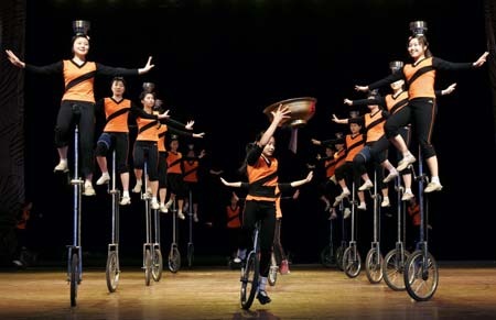 Acrobatic troupe trains with bowls in Shenyang, northeastern China's Liaoning province December 28, 2006. 