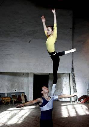 Acrobats train in Shenyang, northeastern China's Liaoning province December 28, 2006. 