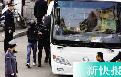 A Chinese policeman escorts a gang suspect into a bus near a restaurant in Guangzhou, South China's Guangdong Province, January 10, 2007. Local police stormed the hotel and arrested some 100 people, who were suspected to be gang members at a meeting, New Express Daily reported. Police also found controlled cutting tools and drugs [Xi Huijing/New Express Daily]