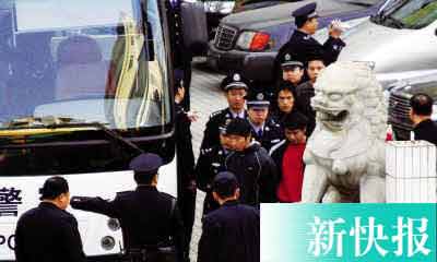 Chinese policemen escort gang suspects into a bus near a restaurant in Guangzhou, South China's Guangdong Province, January 10, 2007. Local police stormed the restaurant and arrested some 100 people, who were suspected to be gang members at a meeting, New Express Daily reported. Police also found controlled cutting tools and drugs [Xi Huijing/New Express Daily]