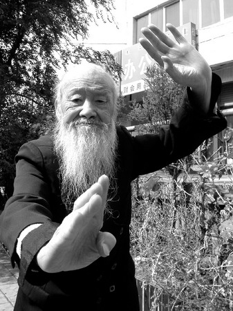 This file photo shows Gong Duruo, 105, practicing kung fu in North China's Inner Mongolia Autonomous Region. Gong, who holds two PhDs, started searching for Ms. Right on his blog on September 25, 2006. 