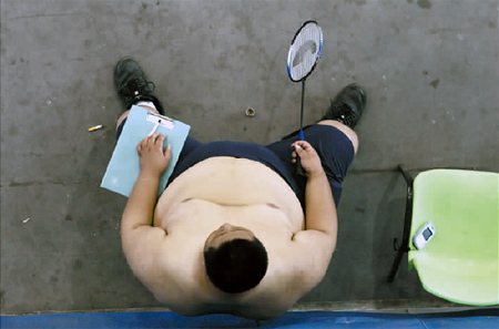 An overweight man rests after playing badminton at a sports center in Tianjin July 29, 2006. [Zhao Jianwei/Morning Post]