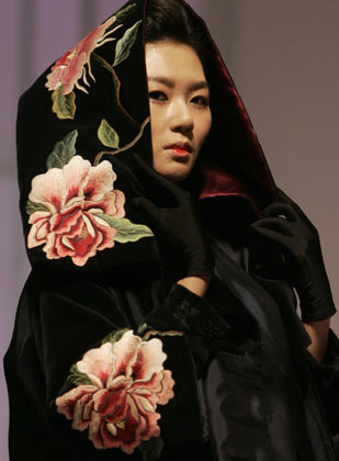 A model presents a creation by South Korean designer Lee Hyang-sik during Hong Kong Fashion Week for Fall/Winter 2007, in Hong Kong January 15, 2007. 