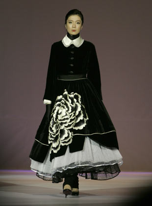 A model presents a creation by South Korean designer Lee Hyang-sik during Hong Kong Fashion Week for Fall/Winter 2007, in Hong Kong January 15, 2007. 