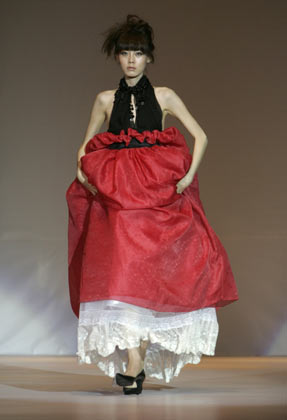 A model presents a creation by South Korean designer Jeone Mi-young during Hong Kong Fashion Week for Fall/Winter 2007, in Hong Kong January 15, 2007.