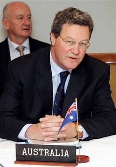 The United States should be optimistic about China, work on its ties with Beijing and not exaggerate the dangers of the rise of the Asian giant, Australian Foreign Minister Alexander Downer said on Thursday.