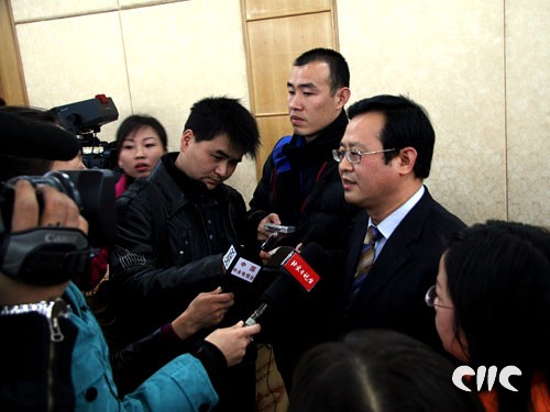Spokesman of China's Ministry of Railways, Wang Yongping, accepts questions from media after a press conference held by Ministry of Railways on Thursday morning, February 1, 2007, in Beijing. [Photo: China.com.cn]