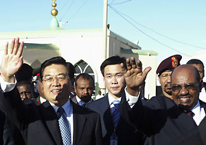 President Omar Hassan al-Bashir (R) and Chinese President Hu Jintao wave during a visit to the Chinese-built Khartoum oil refinery, February 2, 2007. 