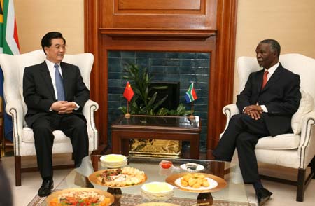 Chinese President Hu Jintao (L) talks with South Africa's President Thabo Mbeki at the Union building in Pretoria February 6, 2007. [Reuters]