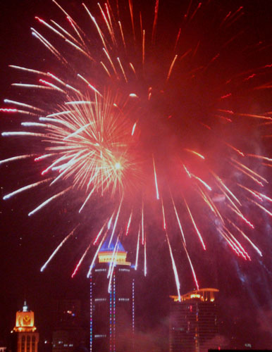 Fireworks are set off to hail the beginning of the Chinese lunar new year at midnight in Guiyang, capital of southwest China's Guizhou Province on Saturday, February 17, 2007. [Xinhua] 