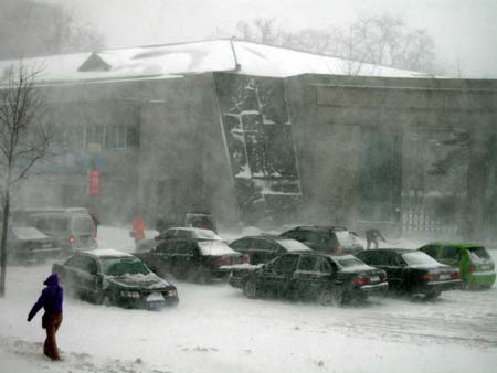 A general view shows some cars are stranded in snow in in Shenyang, Northeast China's Liaoning Province, March 4, 2007. Most vehicles in Shenyang are forbidden to hit the road on Monday except those for public use to ensure the smooth cleanup and transportation of snow, which hit the city on Saturday night and caused major traffic troubles. [Xinhua]