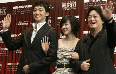 South Korean actress Lim Su-jeong (R) and actor Jung Ji-Hoon, also known as Rain, wave during a news conference in Hong Kong March 19, 2007. 