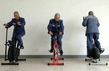 Prison inmates exercise at the Baihu prison in Chaohu, east China's Anhui province March 27, 2007. [Reuters]