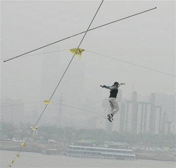 Tightrope walkers compete for champions