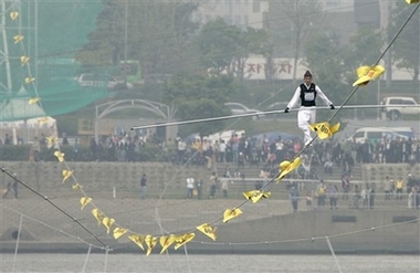 Tightrope walkers compete for champions