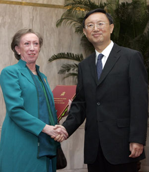 Margaret Beckett with China's Foreign Minister Yang Jiechi [Credit: China Daily]