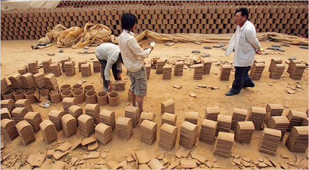 A parent looks for a his lost child at a brick kiln at Liuwu Village in Yuncheng, in China's Shanxi Province June 15, 2007. [AP]