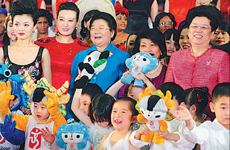 Gu Xiulian (C), chairwoman of the All-China Women's Federation, and State Councilor Chen Zhili (R) attend a celebration on Friday in the Great Hall of the People on the eve of international Women's Day. [China Daily]