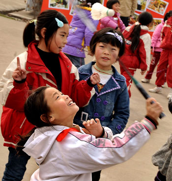 Volunteers attend health program in quake zone