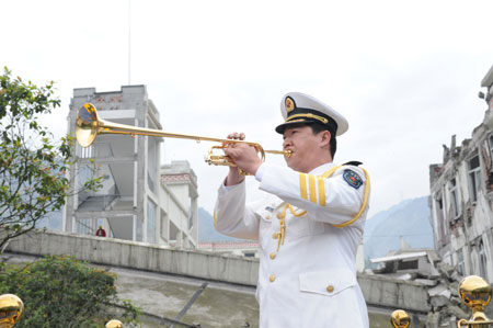 President Hu attends ceremony marking quake anniversary