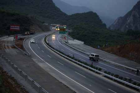 New expressway to quake epicenter opens
