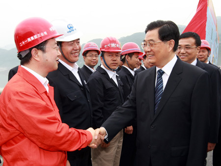 President Hu inspects reconstruction efforts