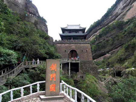 Jianmen Pass strives to become top level tourism spot