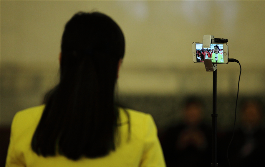 Reporters' gadgets at the two sessions seen through the years