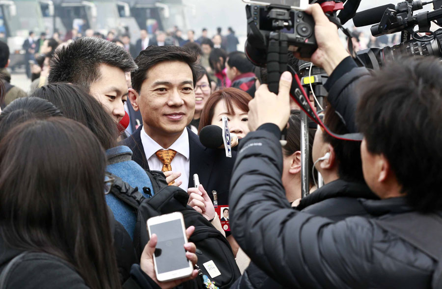 CPPCC members mobbed by media at opening session