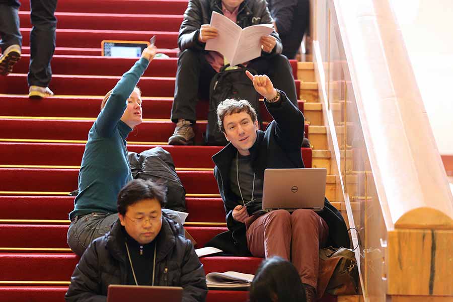 Reporters read work report at the opening meeting of NPC session