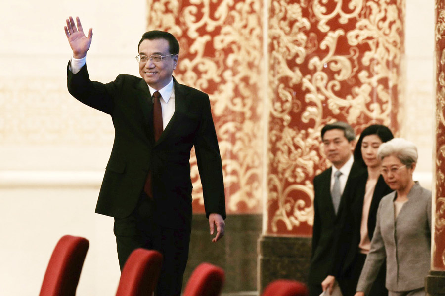 Premier Li Keqiang meets press