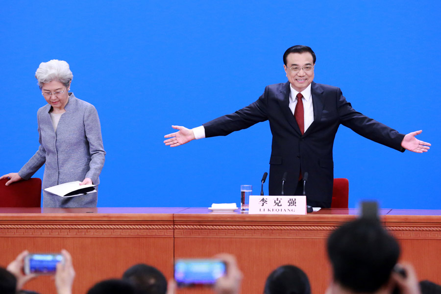 Premier Li Keqiang meets press