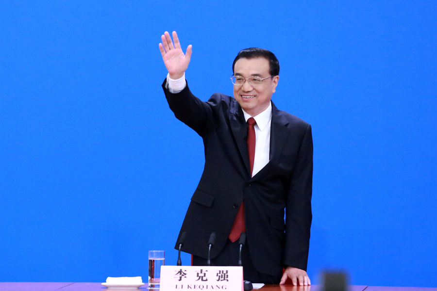 Premier Li Keqiang meets press