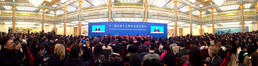 Premier Li Keqiang meets press