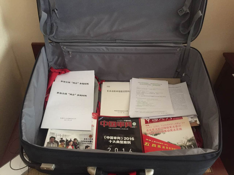 What's in the luggage of NPC deputies and CPPCC members?