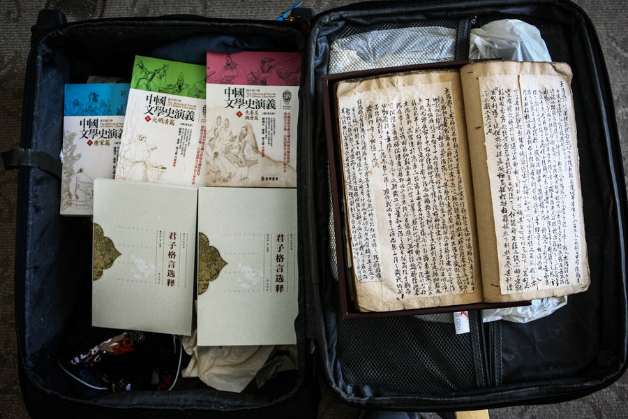 What's in the luggage of NPC deputies and CPPCC members?