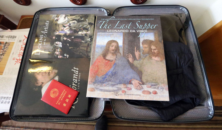 What's in the luggage of NPC deputies and CPPCC members?